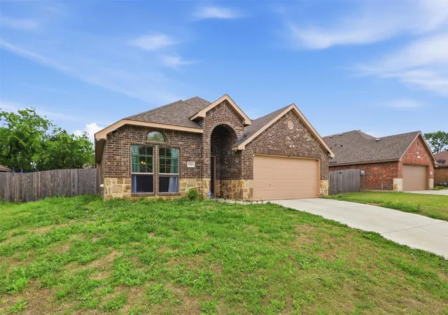 Photo 2 of Single family home for sale at 1924 Carrington Dr, Glenn Heights, TX 75154 | MLS# 21261099 | Listing updated on 2026-09-08