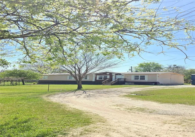 Manufactured home for sale at 119 Enchanted Lakes Dr, Azle, TX 76020 | MLS# 21261267