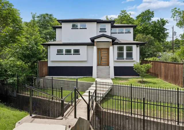 Photo 1 of Single family home for sale at 1011 S Waverly Dr, Dallas, TX 75208 | MLS# 21256071 | Listing updated on 2026-09-10