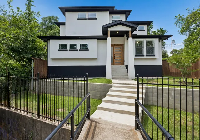 Photo 3 of Single family home for sale at 1011 S Waverly Dr, Dallas, TX 75208 | MLS# 21256071 | Listing updated on 2026-09-10