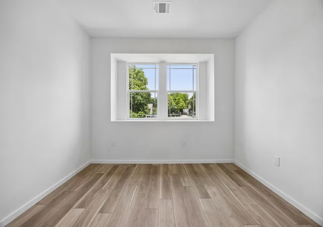 Photo 4 of Single family home for sale at 1011 S Waverly Dr, Dallas, TX 75208 | MLS# 21256071 | Listing updated on 2026-09-10