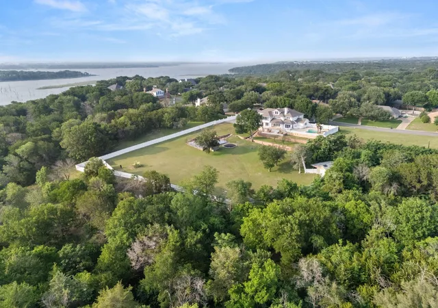 Photo 1 of Mansion for sale at 14010 Horseshoe Cir, Woodway, TX 76712 | MLS# 21259211 | Listing updated on 2026-09-05