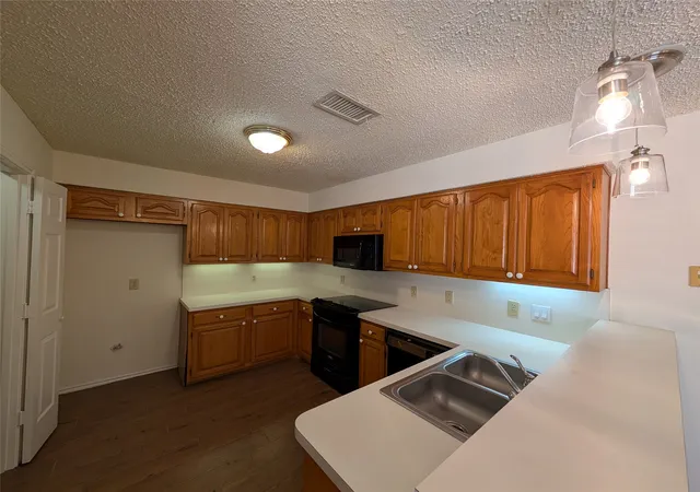 Photo 4 of Condo for sale at 3535 Hilltop Ln, Plano, TX 75023 | MLS# 21261810 | Listing updated on 2026-09-09