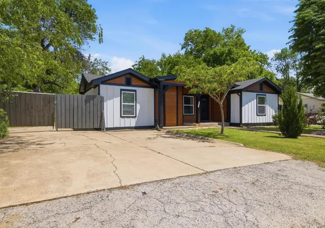 Photo 2 of Single family home for sale at 6824 Lakeside Dr, Lake Worth, TX 76135 | MLS# 21261499 | Listing updated on 2026-09-12