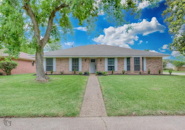 Single family home for sale at 600 Rock Hollow Dr, Shreveport, LA 71115 | MLS# 21262007