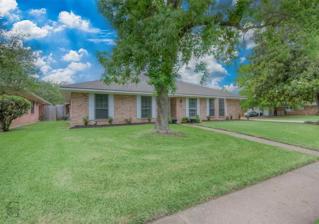 Photo 2 of Single family home for sale at 600 Rock Hollow Dr, Shreveport, LA 71115 | MLS# 21262007 | Listing updated on 2026-09-13