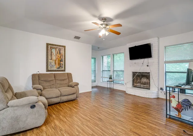 Listing Photo 4 - Condo for sale in building located at 7809 Laver Ct, Fort Worth, TX 76112 - Unit #7809-7811