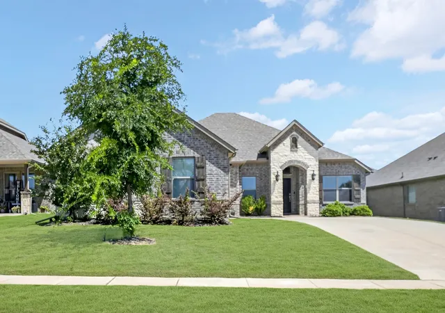 Photo 2 of Single family home for sale at 136 Gleeson Dr, Red Oak, TX 75154 | MLS# 21254634 | Listing updated on 2026-09-14