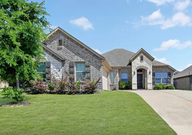 Photo 3 of Single family home for sale at 136 Gleeson Dr, Red Oak, TX 75154 | MLS# 21254634 | Listing updated on 2026-09-14