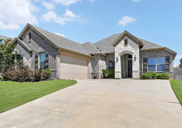 Photo 4 of Single family home for sale at 136 Gleeson Dr, Red Oak, TX 75154 | MLS# 21254634 | Listing updated on 2026-09-14