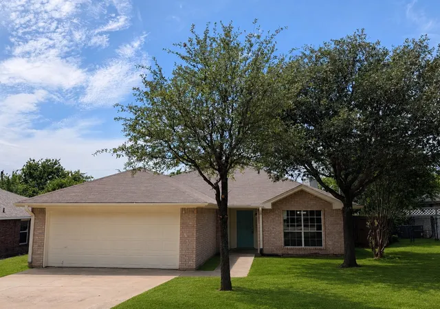 Single family home for sale at 4821 Saint Thomas Pl, Fort Worth, TX 76135 | MLS# 21261684