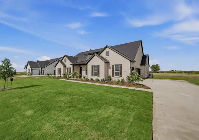 Photo 3 of Single family home for sale at 2305 Quartz St, Krum, TX 76249 | MLS# 21261877 | Listing updated on 2026-09-10