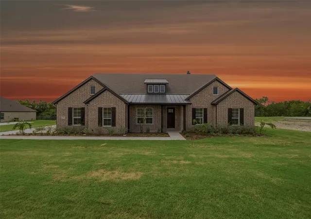 Photo 1 of Sale Pending at 903 Perrin Ln, Van Alstyne, TX 75495 | MLS# 21261973 | Listing updated on 2026-10-05