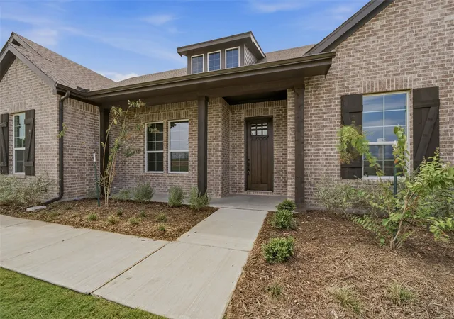 Photo 4 of Sale Pending at 903 Perrin Ln, Van Alstyne, TX 75495 | MLS# 21261973 | Listing updated on 2026-10-05