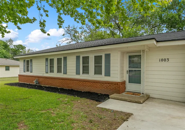 Photo 3 of Sale Pending at 1003 Donlo St, Robinson, TX 76706 | MLS# 21262373 | Listing updated on 2026-10-07