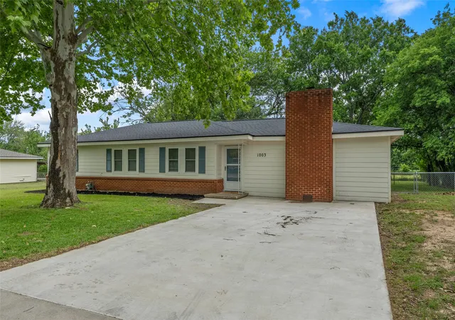 Photo 3 of Sale Pending at 1003 Donlo St, Robinson, TX 76706 | MLS# 21262373 | Listing updated on 2026-10-07
