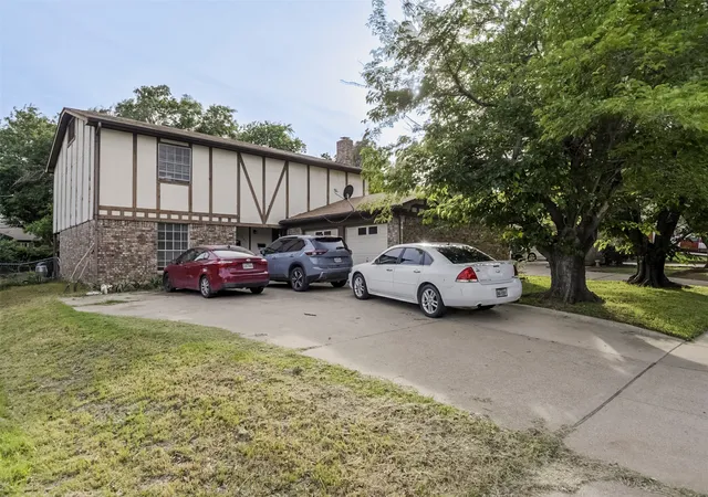 Multi family home for sale at 625 Nw Renfro St, Burleson, TX 76028 | MLS# 21262398