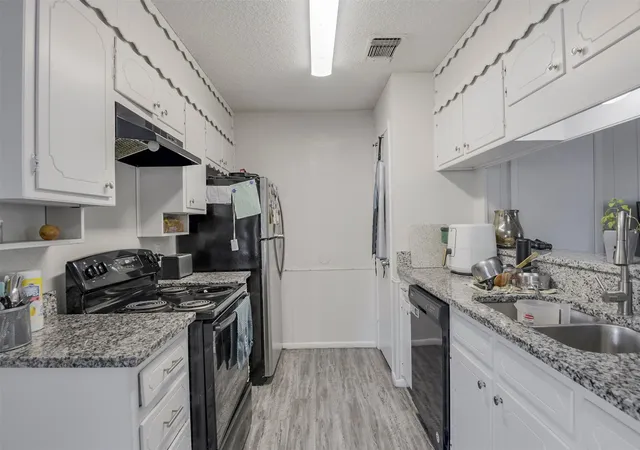 Photo 4 of House for sale at 625 Nw Renfro St, Burleson, TX 76028 | MLS# 21262398 | Listing updated on 2026-07-30