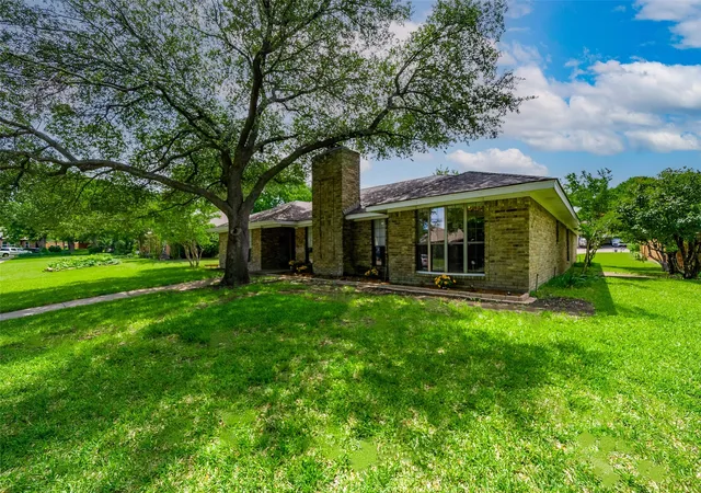 Photo 3 of Sale Pending at 4100 Emerson Dr, Plano, TX 75093 | MLS# 21263180 | Listing updated on 2026-09-14