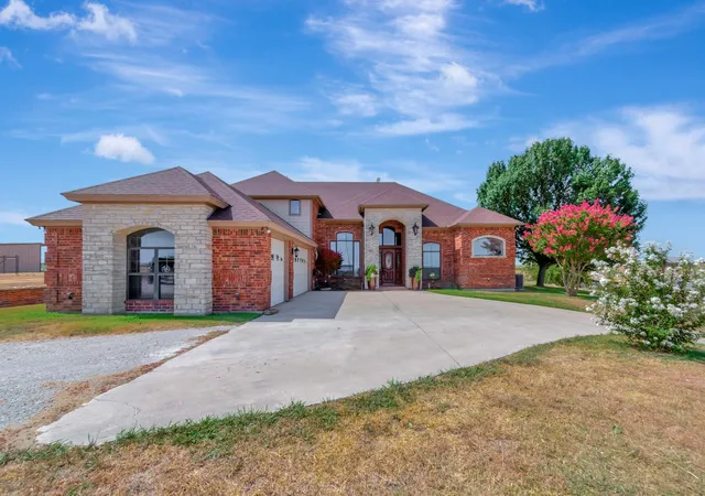 Photo 1 of Single family home for sale at 5520 White Settlement Rd, Weatherford, TX 76087 | MLS# 21260000 | Listing updated on 2026-09-30