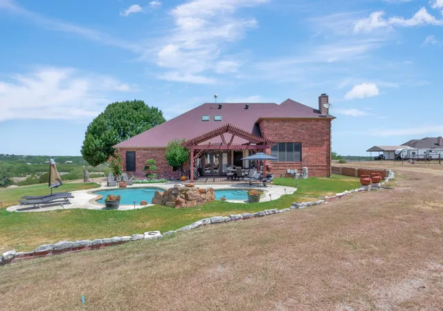 Photo 2 of Single family home for sale at 5520 White Settlement Rd, Weatherford, TX 76087 | MLS# 21260000 | Listing updated on 2026-09-30