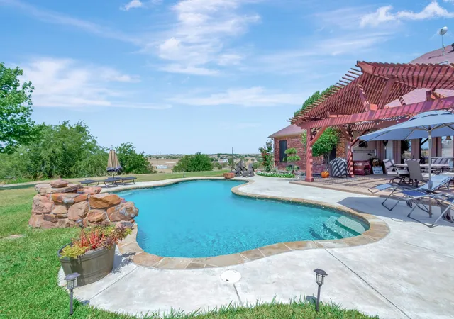 Photo 3 of Single family home for sale at 5520 White Settlement Rd, Weatherford, TX 76087 | MLS# 21260000 | Listing updated on 2026-09-30