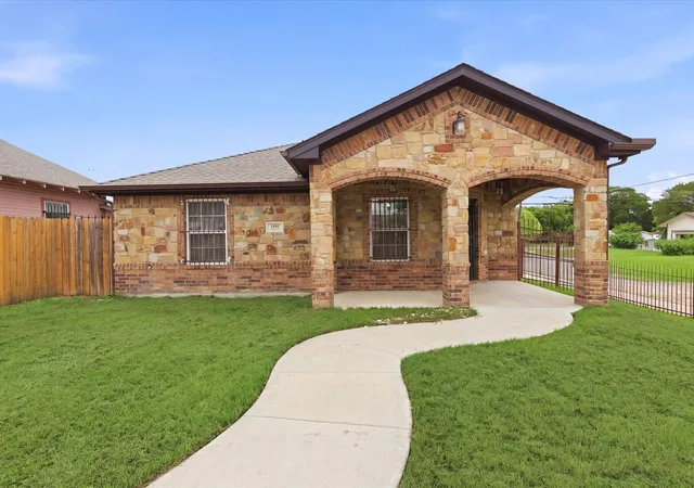 Photo 2 of Sale Pending at 1400 Stewart St, Fort Worth, TX 76104 | MLS# 21255434 | Listing updated on 2026-09-24