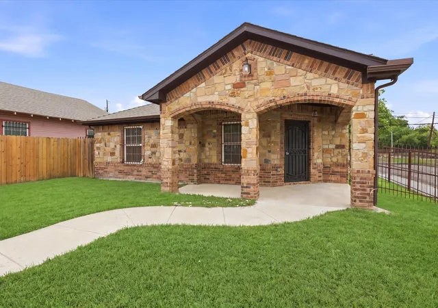 Photo 3 of Sale Pending at 1400 Stewart St, Fort Worth, TX 76104 | MLS# 21255434 | Listing updated on 2026-09-24