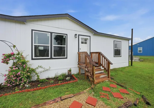 Photo 3 of Manufactured home for sale at 587 Kentucky Town Rd, Whitewright, TX 75491 | MLS# 21264095 | Listing updated on 2026-07-30