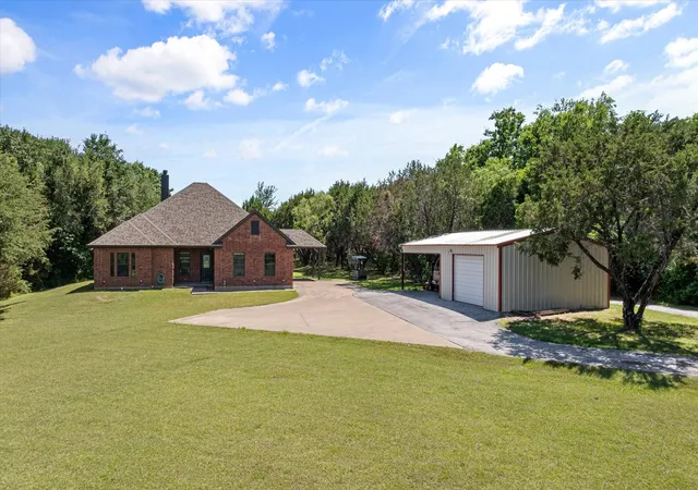 Photo 1 of Single family home for sale at 425 Indian Mountain Ct, Granbury, TX 76048 | MLS# 21262056 | Listing updated on 2026-09-14