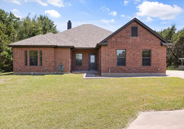 Photo 2 of Single family home for sale at 425 Indian Mountain Ct, Granbury, TX 76048 | MLS# 21262056 | Listing updated on 2026-09-14