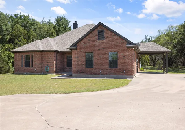 Photo 3 of Single family home for sale at 425 Indian Mountain Ct, Granbury, TX 76048 | MLS# 21262056 | Listing updated on 2026-09-14