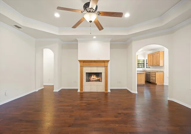 Photo 4 of Single family home for sale at 425 Indian Mountain Ct, Granbury, TX 76048 | MLS# 21262056 | Listing updated on 2026-09-14