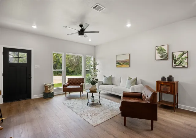 Photo 3 of Single family home for sale at 913 Colorado River Dr, Granbury, TX 76048 | MLS# 21252234 | Listing updated on 2026-09-13