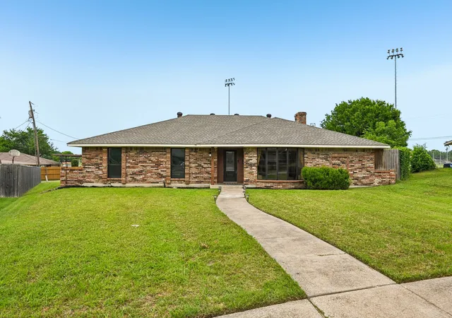 Photo 2 of Single family home for sale at 813 Oakbluff Dr, Lancaster, TX 75146 | MLS# 21249384 | Listing updated on 2026-07-29