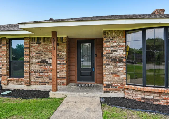 Photo 3 of Single family home for sale at 813 Oakbluff Dr, Lancaster, TX 75146 | MLS# 21249384 | Listing updated on 2026-07-29