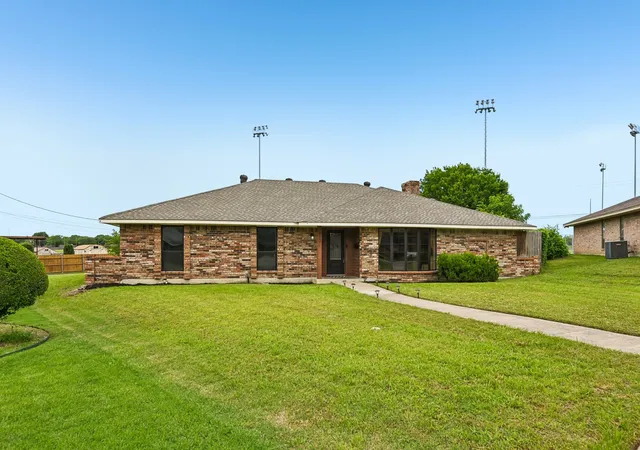 Photo 3 of Single family home for sale at 813 Oakbluff Dr, Lancaster, TX 75146 | MLS# 21249384 | Listing updated on 2026-07-29