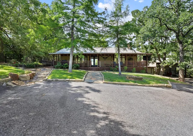Photo 3 of Single family home for sale at 252 Hacienda Dr, Pottsboro, TX 75076 | MLS# 21254256 | Listing updated on 2026-07-30