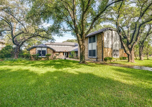 Photo 1 of Single family home for sale at 9 Stillwaters Dr, Rockwall, TX 75032 | MLS# 21264436 | Listing updated on 2026-09-14