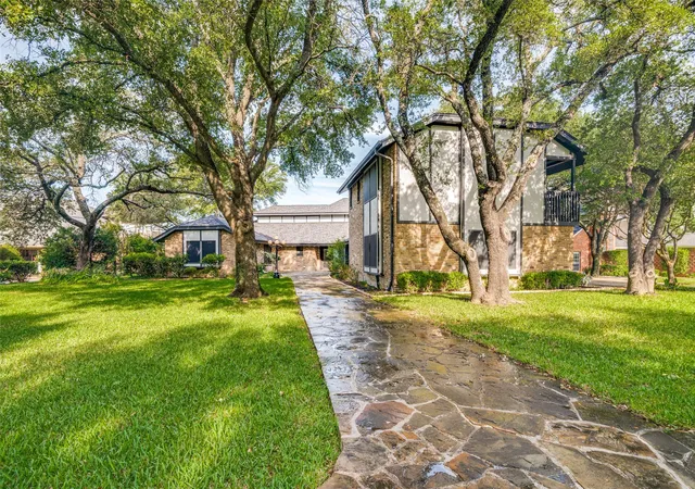 Photo 2 of Single family home for sale at 9 Stillwaters Dr, Rockwall, TX 75032 | MLS# 21264436 | Listing updated on 2026-09-14