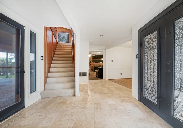 Photo 3 of Single family home for sale at 9 Stillwaters Dr, Rockwall, TX 75032 | MLS# 21264436 | Listing updated on 2026-09-14