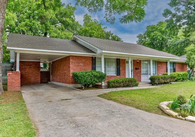 Photo 3 of Single family home for sale at 215 E Tennie St, Gainesville, TX 76240 | MLS# 21265410 | Listing updated on 2026-10-28