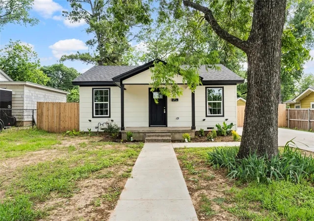 Photo 1 of Sale Pending at 1909 Columbia St, Waco, TX 76711 | MLS# 21265454 | Listing updated on 2026-09-28