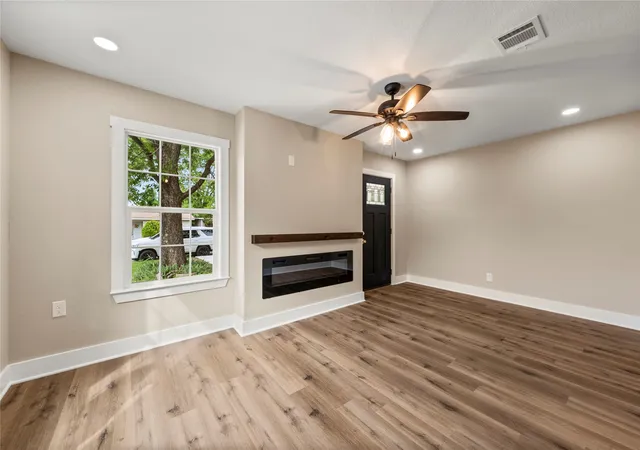 Photo 3 of Sale Pending at 1909 Columbia St, Waco, TX 76711 | MLS# 21265454 | Listing updated on 2026-09-28
