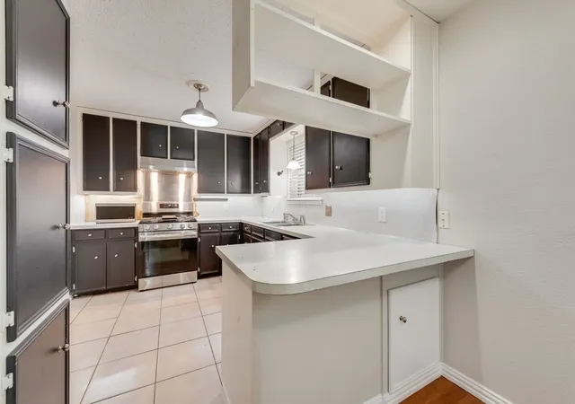 Photo 3 of Single family home for sale at 809 Buffalo Dr, Arlington, TX 76013 | MLS# 21262620 | Listing updated on 2026-09-10