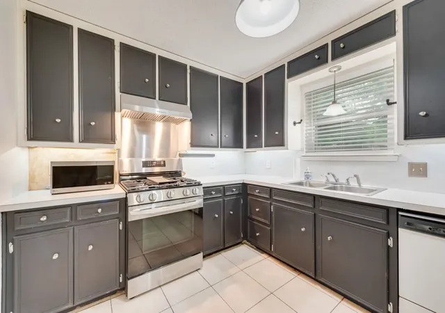 Photo 3 of Single family home for sale at 809 Buffalo Dr, Arlington, TX 76013 | MLS# 21262620 | Listing updated on 2026-09-10