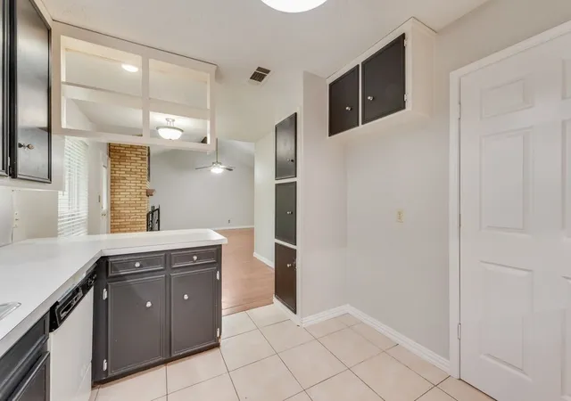Photo 4 of Single family home for sale at 809 Buffalo Dr, Arlington, TX 76013 | MLS# 21262620 | Listing updated on 2026-09-10