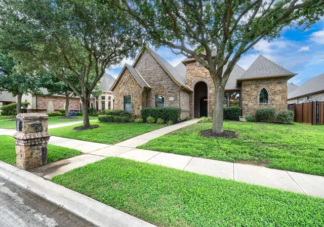 Photo 2 of Single family home for sale at 8009 Canyon Oak Dr, North Richland Hills, TX 76182 | MLS# 21263473 | Listing updated on 2026-09-13