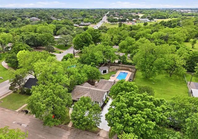 Photo 1 of Sale Pending at 216 Sunset Dr, Cleburne, TX 76033 | MLS# 21264589 | Listing updated on 2026-09-14