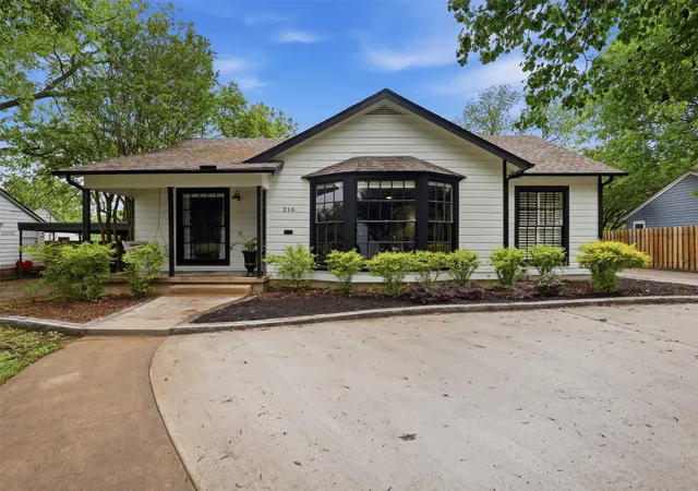 Photo 2 of Sale Pending at 216 Sunset Dr, Cleburne, TX 76033 | MLS# 21264589 | Listing updated on 2026-09-14